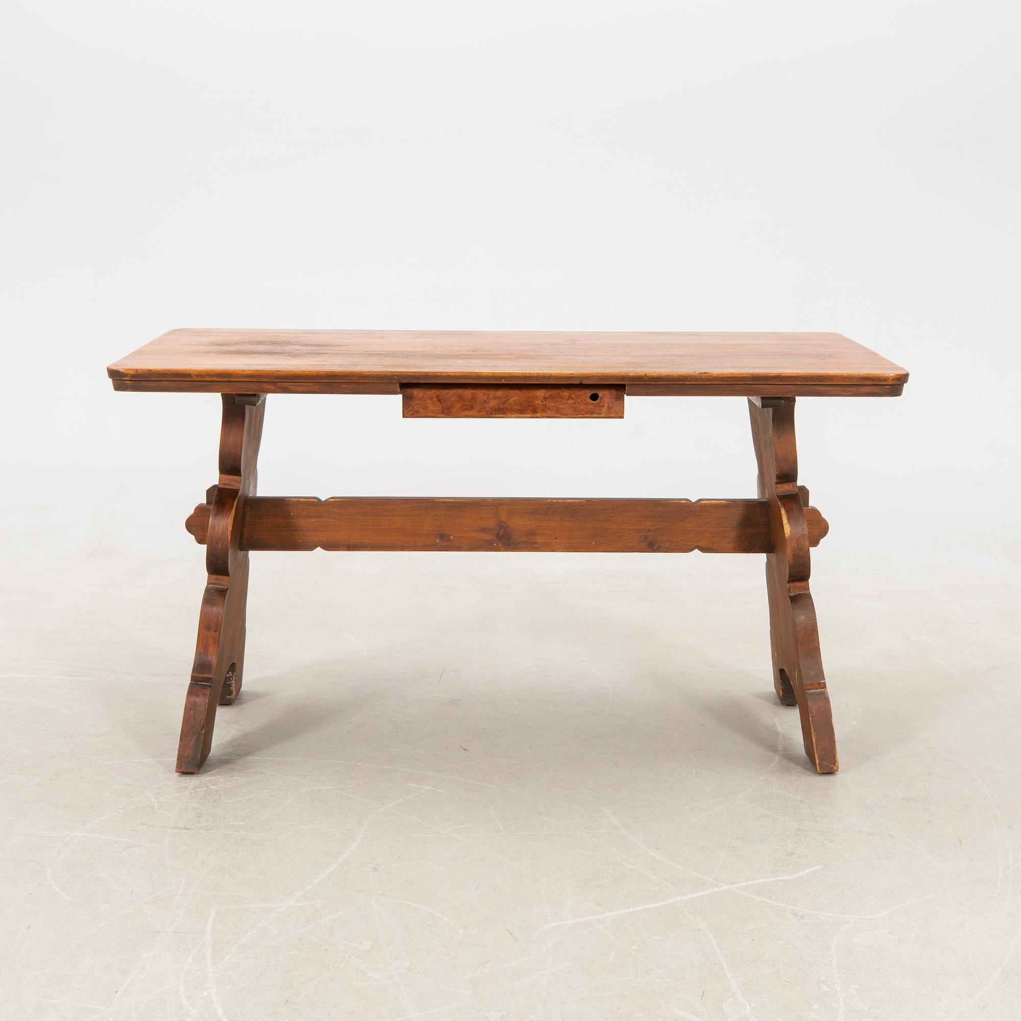 Table circa 1900.