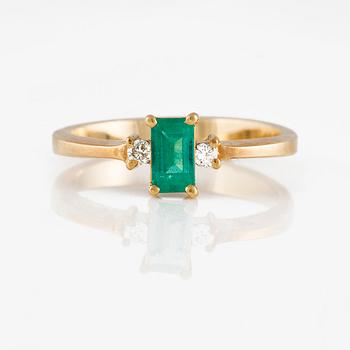 RING, 18K guld med Colombiansk smaragd samt 2 briljantslipade diamanter totalt ca 0,06 ct. Vikt 3,5 gram.