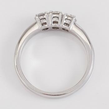 RING, 18K vitguld och diamanter tot ca 0.70 ct.