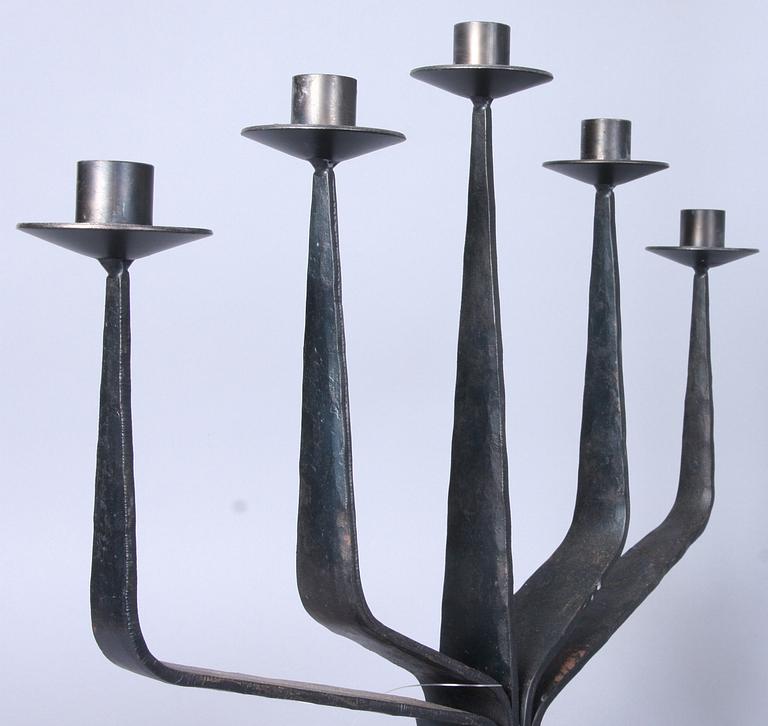 KANDELABER samt LJUSSTAKE, gjutjärn, 1900-tal.