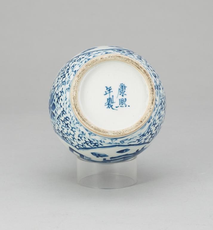 VAS, porslin. Kangxi-stil, 1800-tal.
