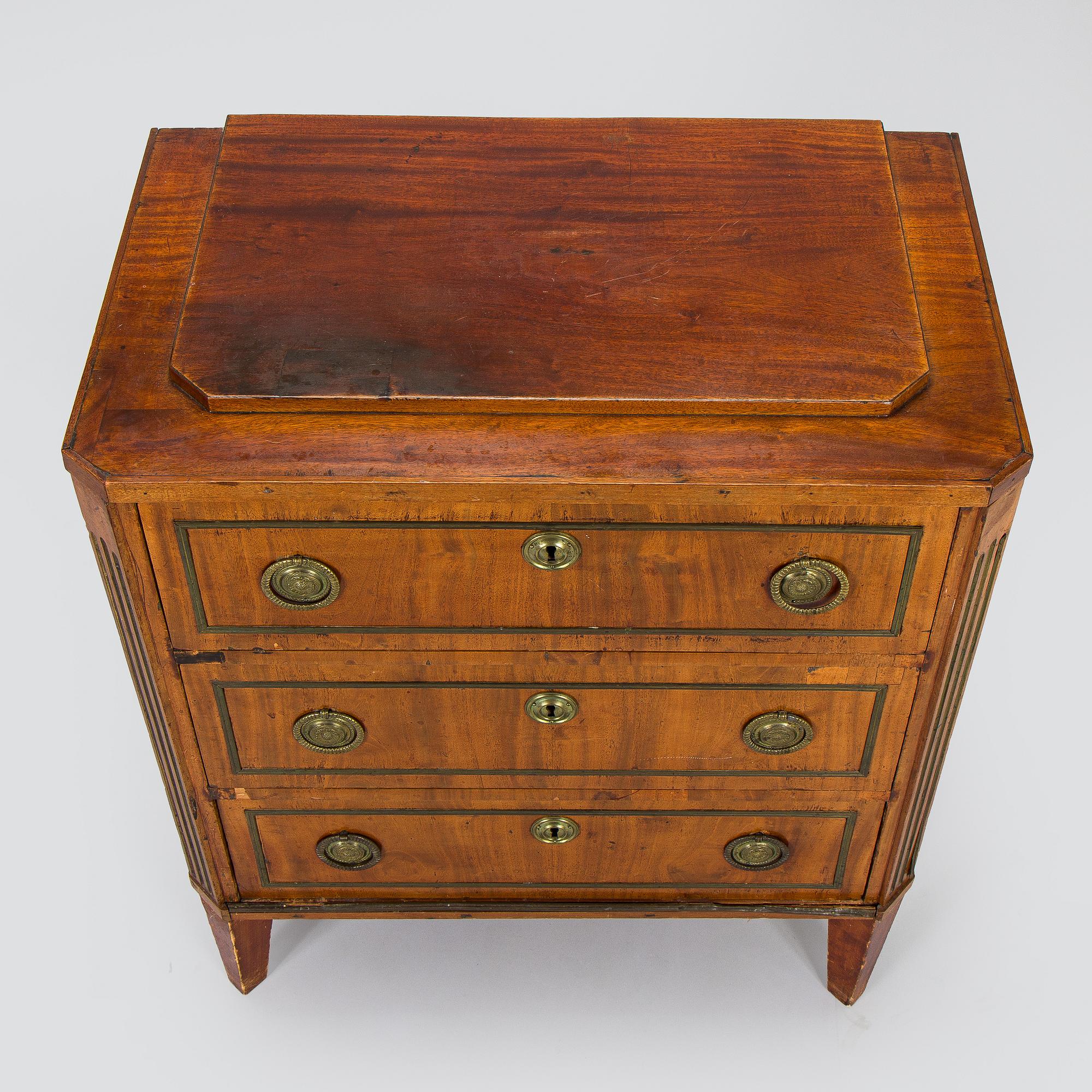 Chest of drawers, late Gustavian, early 19th century, with parts from the early 20th century.