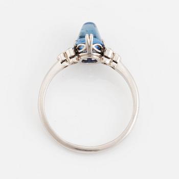 Ring platina med en cabochonslipad safir.