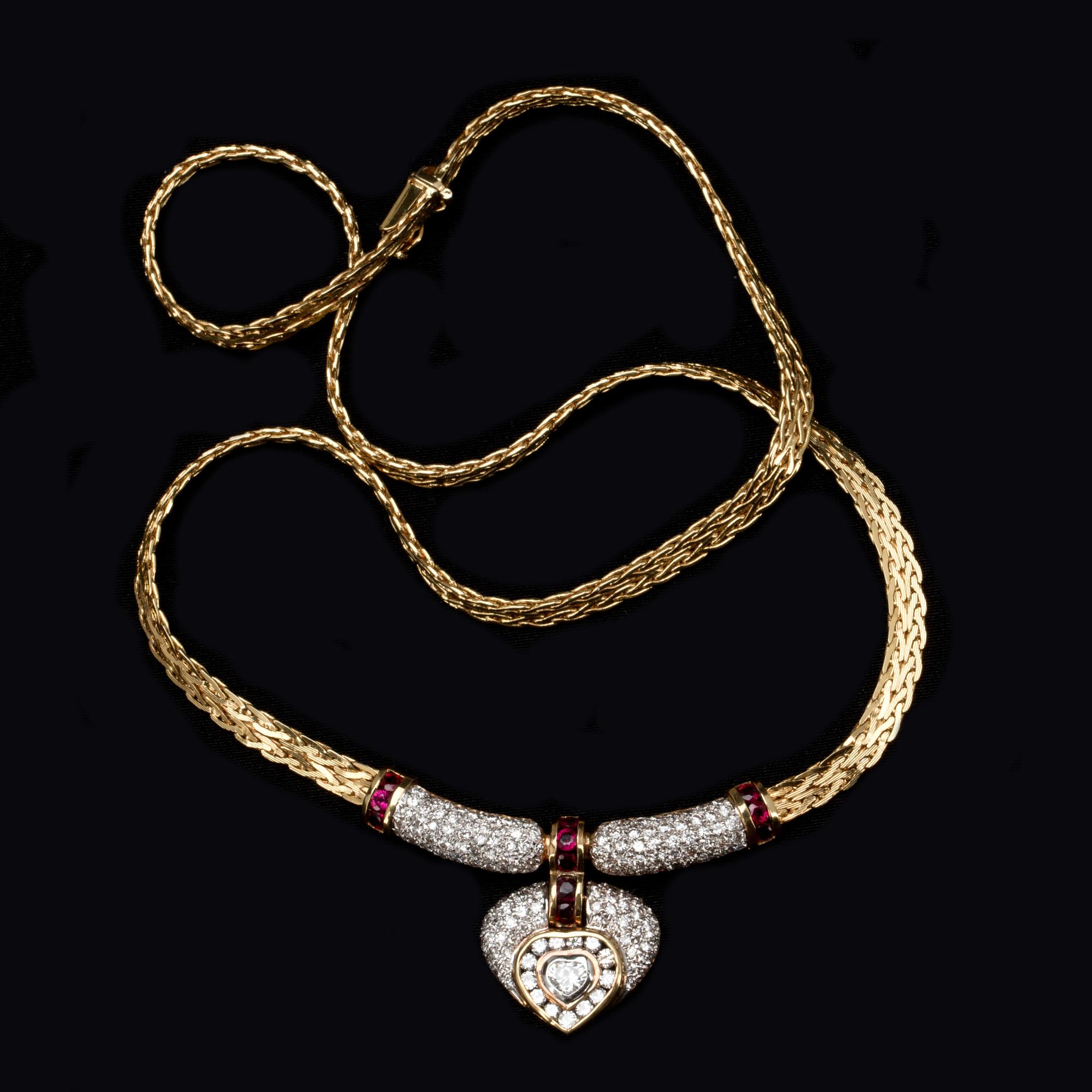 COLLIER samt RING, 18k guld besatta med små diamanter samt rubiner. Vikt tot ca 33 gram.
