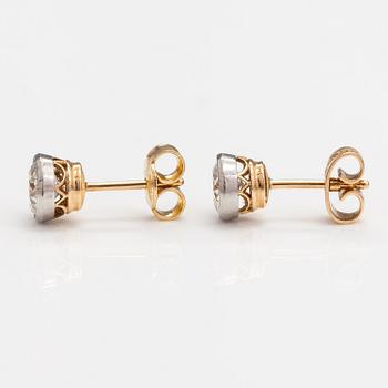 A pait of 18K gold earrings with transitional-cut diamonds ca. 1.30 ct in total. Oskar Lindroos, Helsinki 1953.