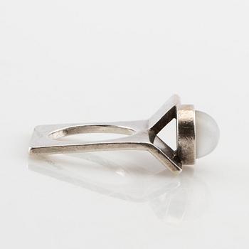 Pelle B, Ring in silver with a cabochon-cut moonstone, Hugo Belving Malmö 1967.