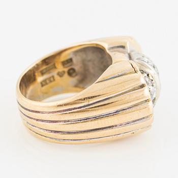 Ring, cocktailring, 18K guld med briljantslipade diamanter, 1950-tal.
