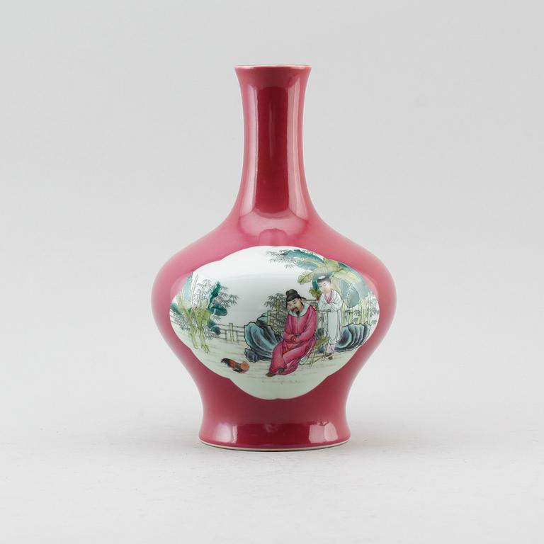 VAS, porslin, Kina, sannolikt 1900-tal.