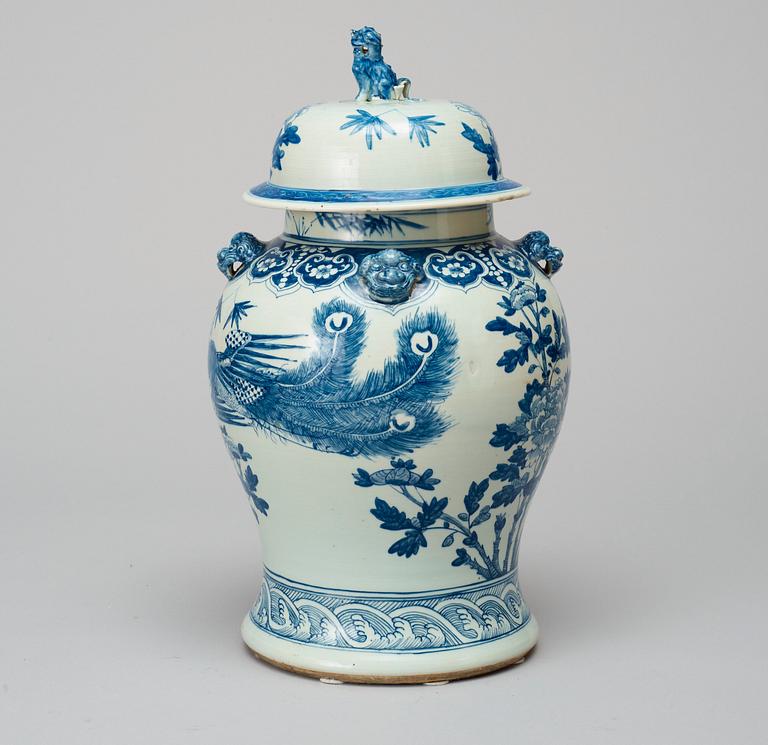 A large blue and white jar with cover, late Qing dynasty.