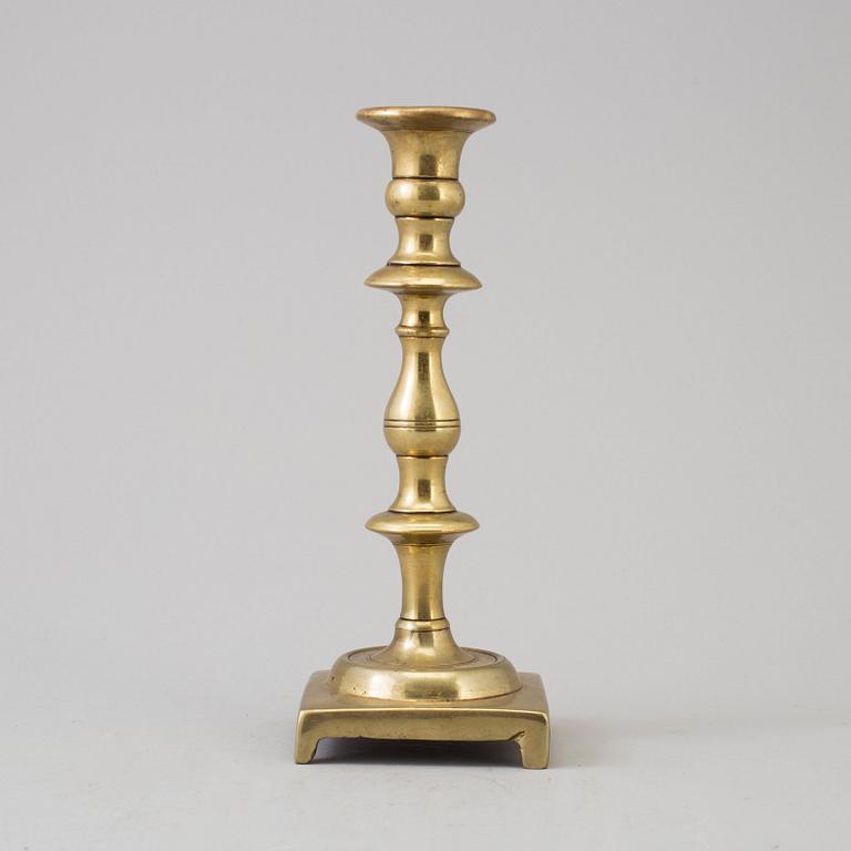 AN 18TH CENTURY BRONZE CANDLESTICK.