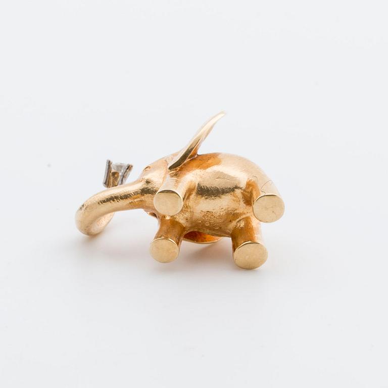 OLE LYNGGARD CLASP shaped as an elephant, 14K gold w 1 brilliant-cut diamond 0,10 ct W VS.