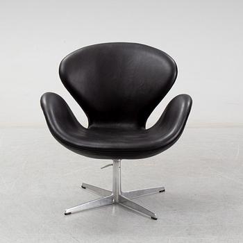 Arne Jacobsen, a black leather 'Swan' chair, Fritz Hansen, Denmark, 1967.
