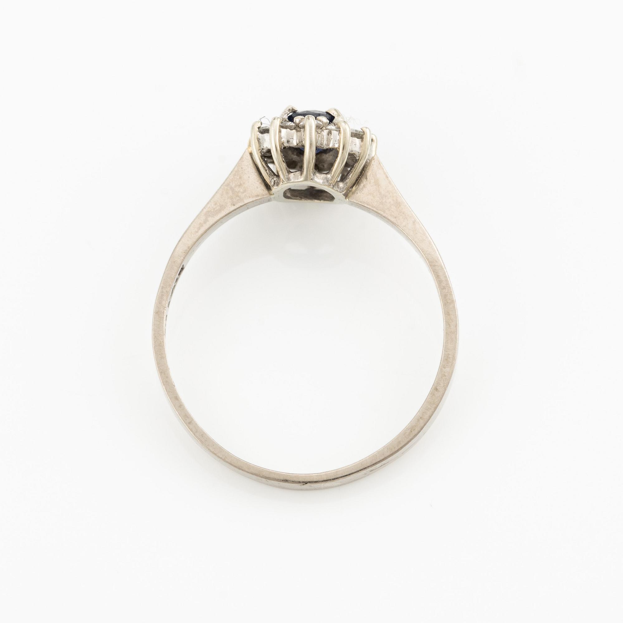 Ring, 18K vitguld med safir och åttkantslipade diamanter.
