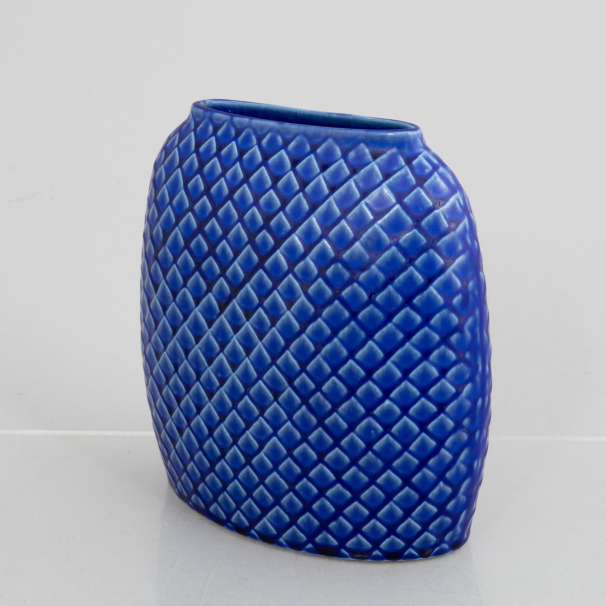 Stig Lindberg, a set of two stoneware vases, and two dish, "Reptil" and a vase "Fjäll", Gustavsberg 1953-63 and 1960-61.