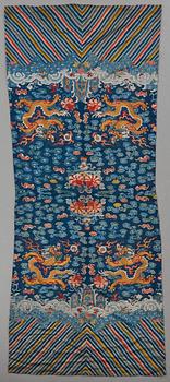 714. TEXTILIER, tre delar, broderat siden, samt PARTI TYG, siden. Qingdynastin (1644-1912).