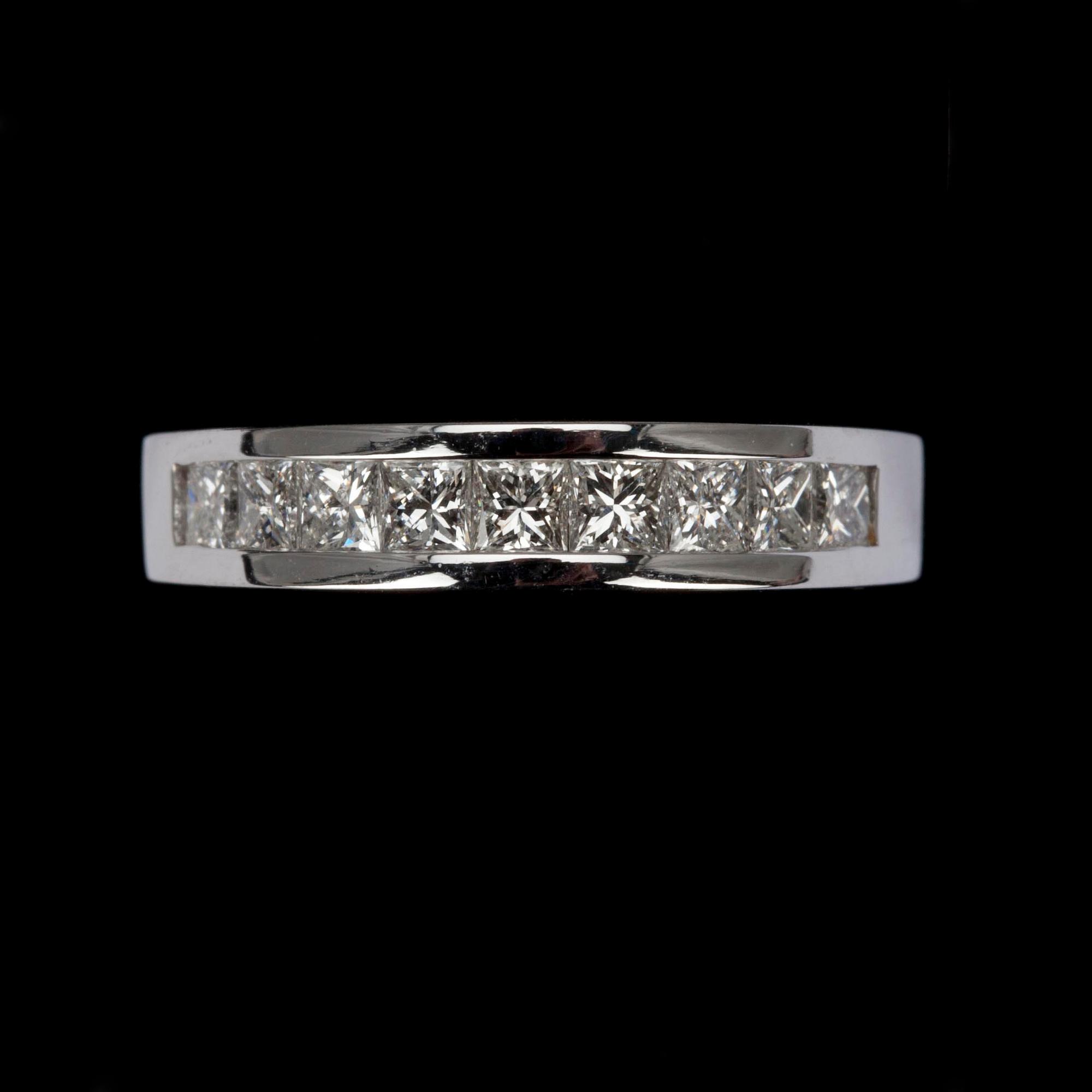 RINGAR, 2 st, vitguld 14K, briljantslipad mittsten 0,61 ct, små diamanterer tot. 1,40 ct. Vikt tot. 8,9 g.