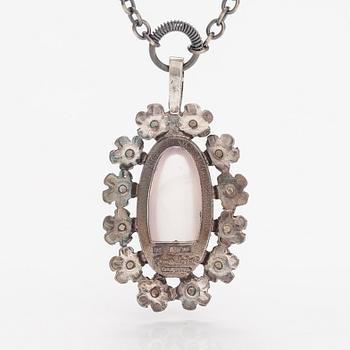 Jorma Laine, A silver neckalce "Lemmikki" with a rose quartz. Turun Hopea, Turku.