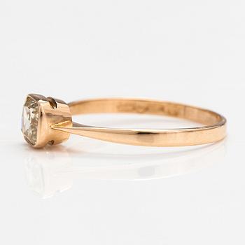 Ring, 14K guld, och cushionslipad diamant ca 0.65 ct. Henrik Jaakko Lehtovaara, Helsingfors 1981.