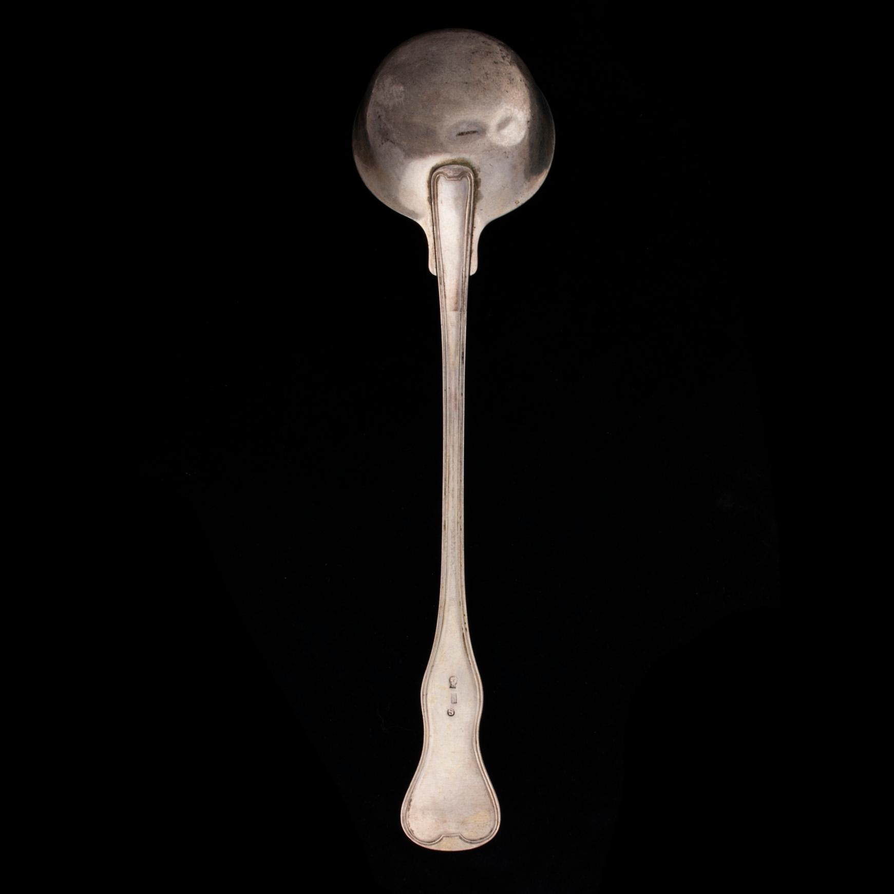 ATERIMIA, 26 osaa, hopeaa, veitsissä metalliterät, todenn. vuosisadanvaihde 1800/1900. Yht. paino 1919 g.