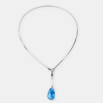 102. Vivianna Torun Bülow-Hübe, A Torun Bülow Hübe silver necklace with a drop shaped blue glass pendant, executed in Växjö 1963.