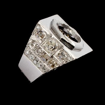 RING, 18k vitguld med rosenslipade och äldre briljantslipade diamanter. Vikt 12 g.