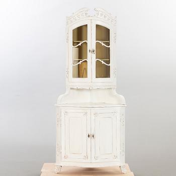 A ROCOCO STYLE CORNER CUPBORD, 20TH CENTURY.