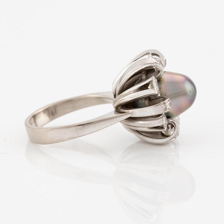 Ring 18K vitguld med en pärla och runda briljantslipade diamanter.