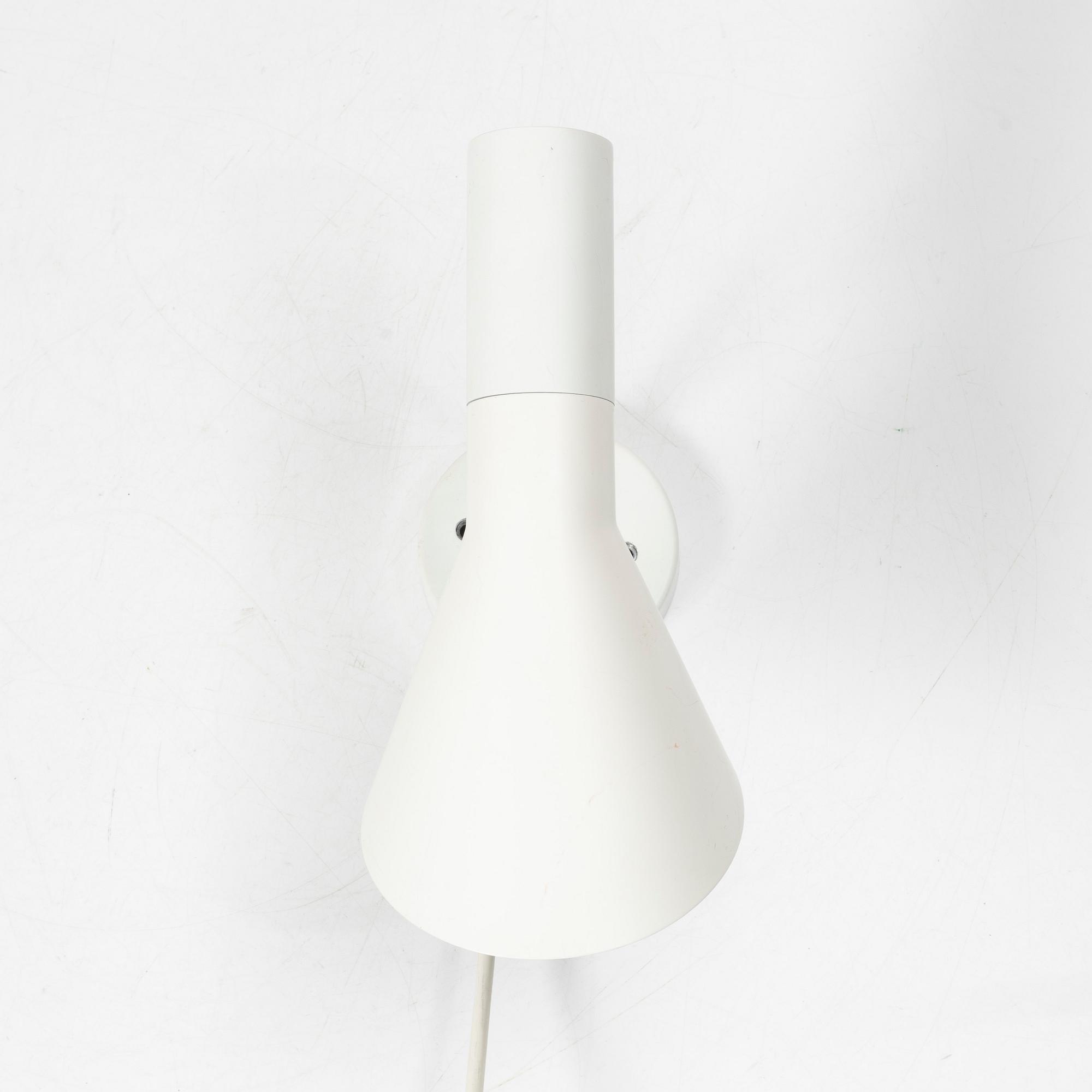Arne Jacobsen, vägglampa, "AJ", Louis Poulsen.