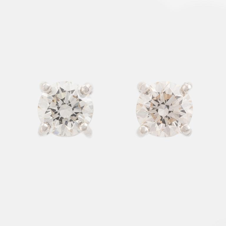 Örhängen med briljantslipade diamanter.