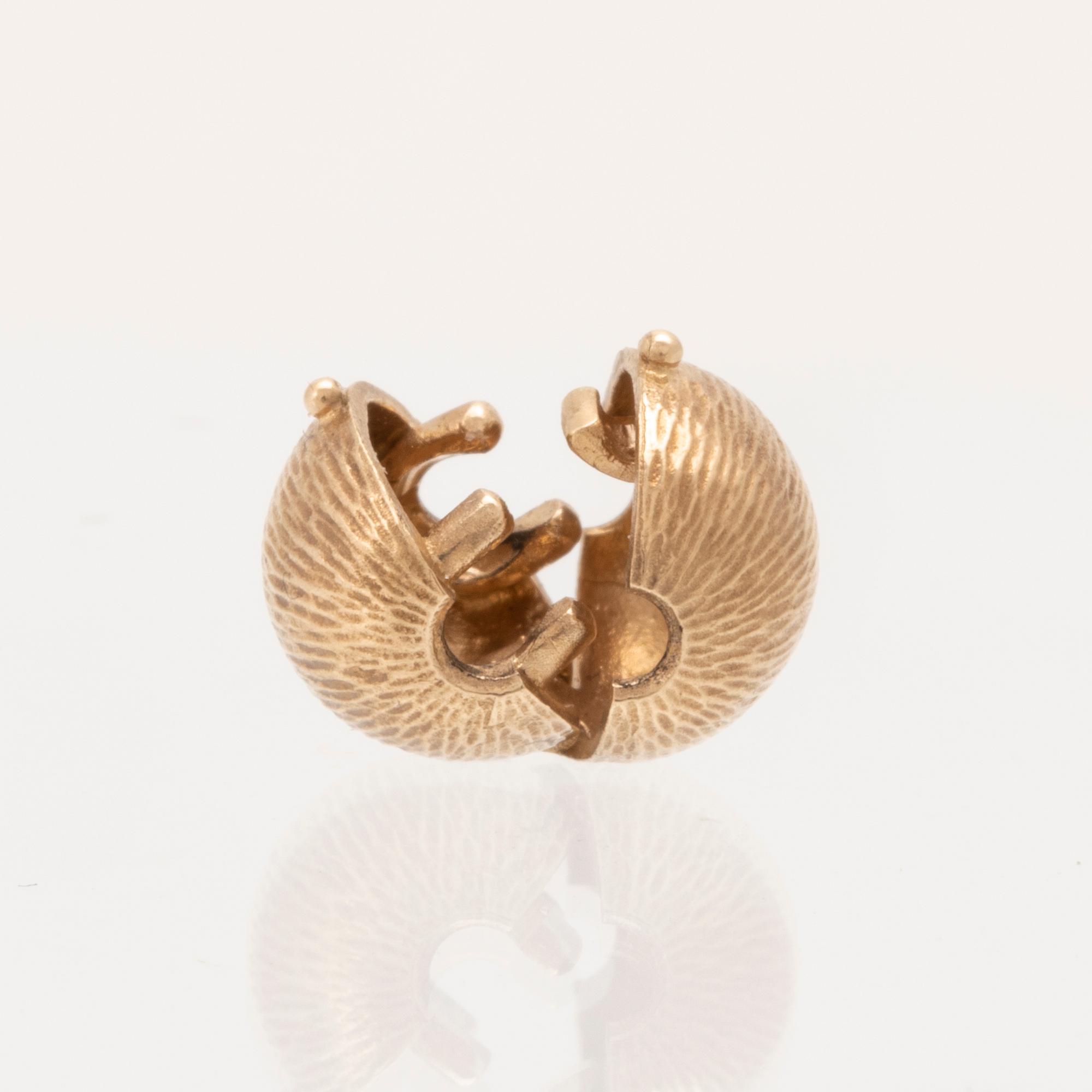 Ole Lynggaard, clasp in 14K gold with accompanying cultured pearls.