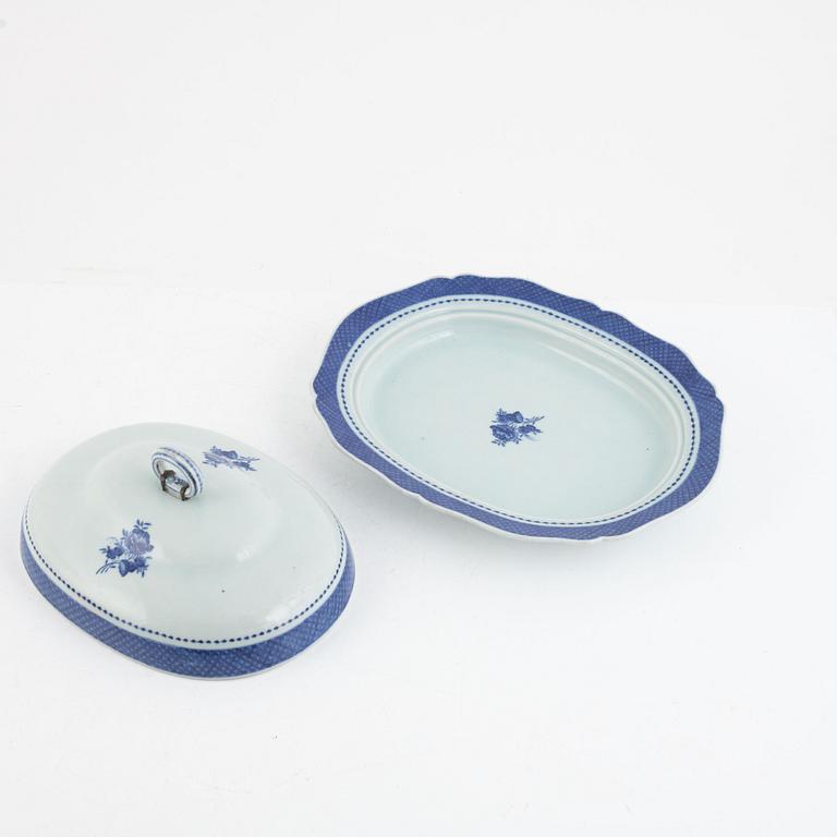 A Chinese blue and white export porcelain serving dish with cover, Qing dynasty, 18th century.