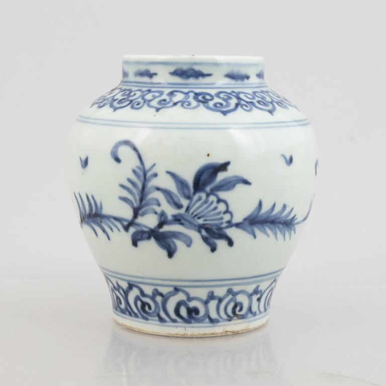 A Chinese blue and white porcelain jar, Ming dynasty (1368–1644).