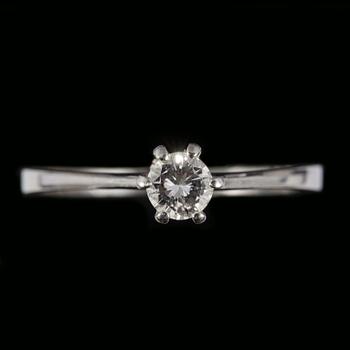 RING, 18 k vitguld med briljantslipad diamant, ca 0.28 ct. Vikt ca 2 g.