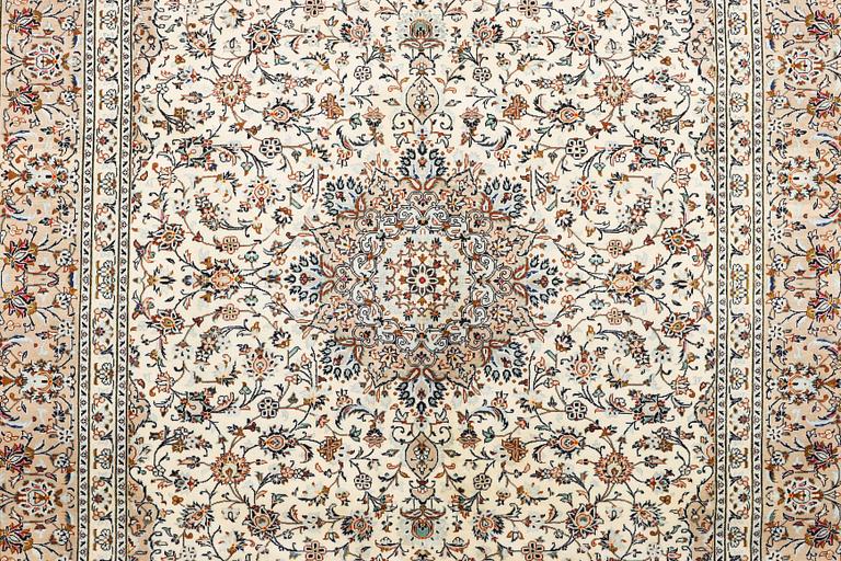 A Kashan carpet, c. 403 x 300 cm.