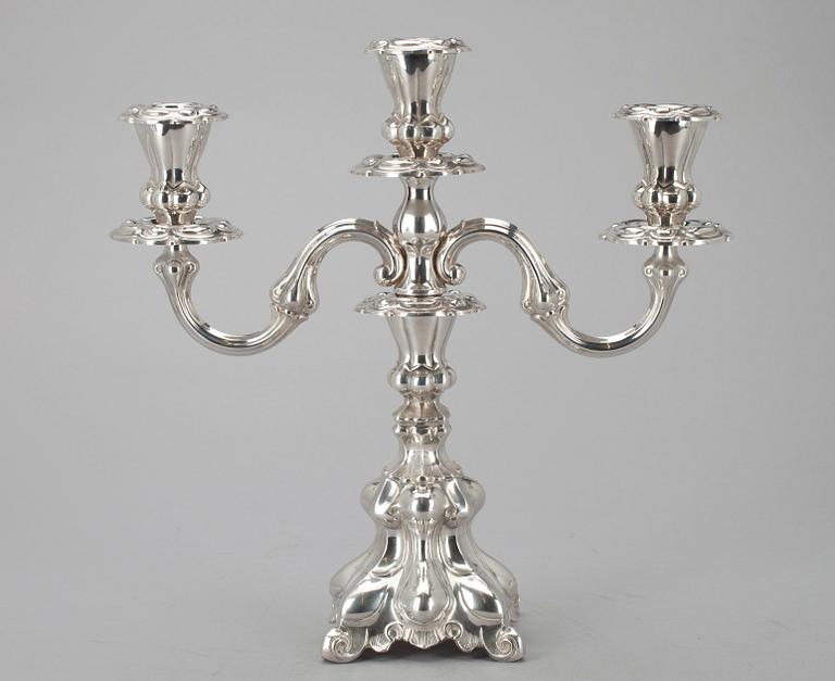 KANDELABER, silver, Hopeakeskus, Tavastehus 1965-1976. Tot. vikt inkl. fyllning 1069,5 g.