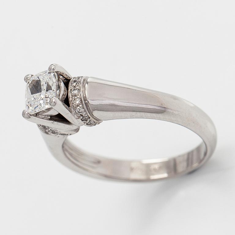 Ring, 14K vitguld med kuddslipad modifierad diamant.