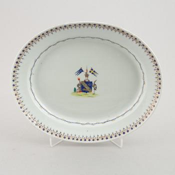 An armorial serving dish, China, 20th century.