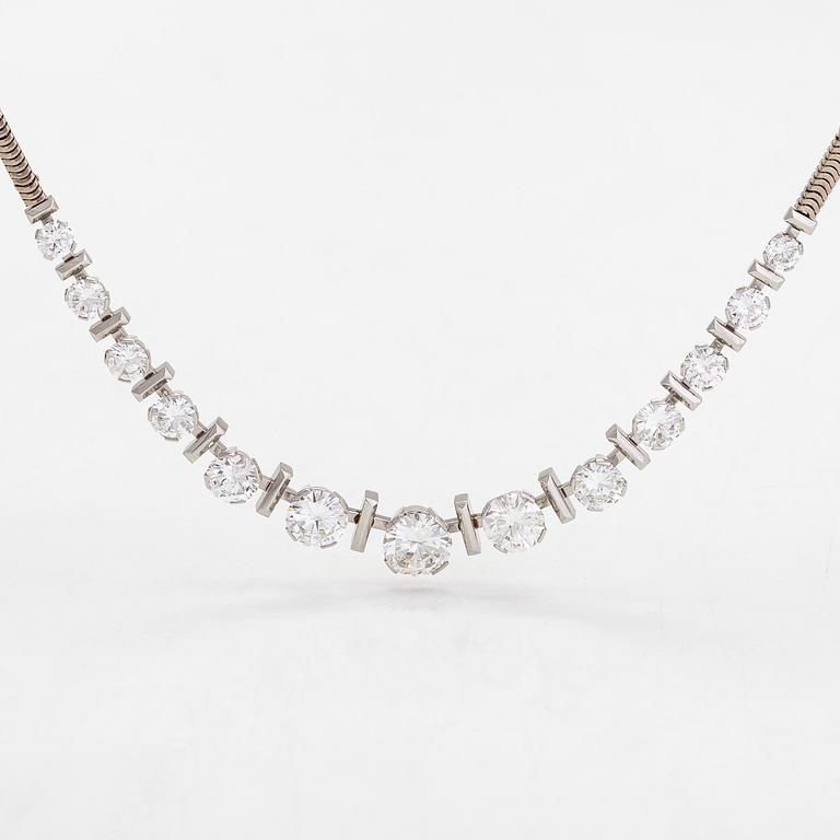 Collier, 14K vitguld, med briljantslipade diamanter totalt ca 11.94 ct. Med intyg.