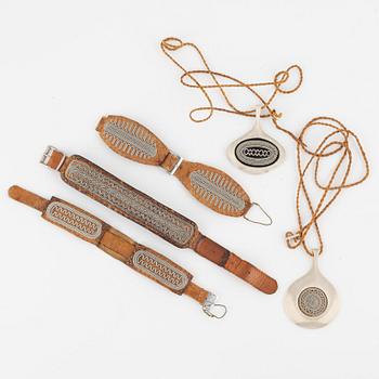 A bracelet, two watch straps and two pendants. Among others, Esse Poggats.