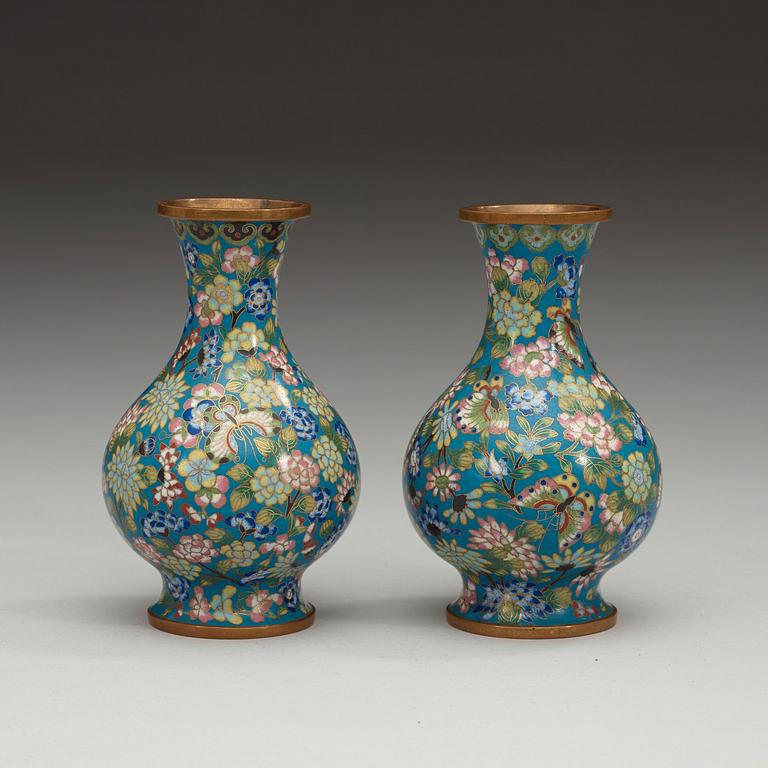 A pair of cloisonné vases, late Qing dynasty, circa 1900.