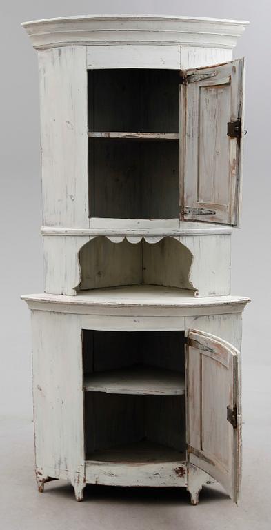 HÖRNSKÅP, allmoge, omkring år 1800.