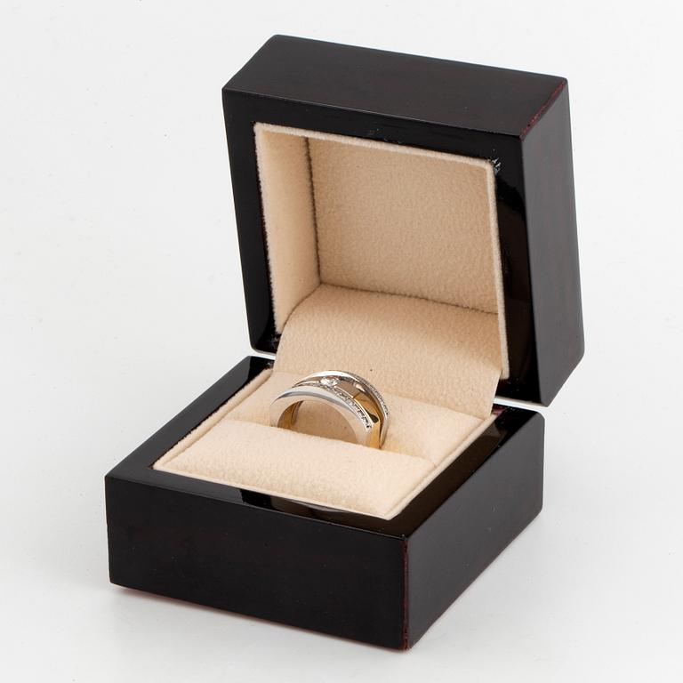 RING, med briljantslipade diamanter 0.34 + 0.19 ct och smaragd 1.06 ct enl uppgift, i etui.