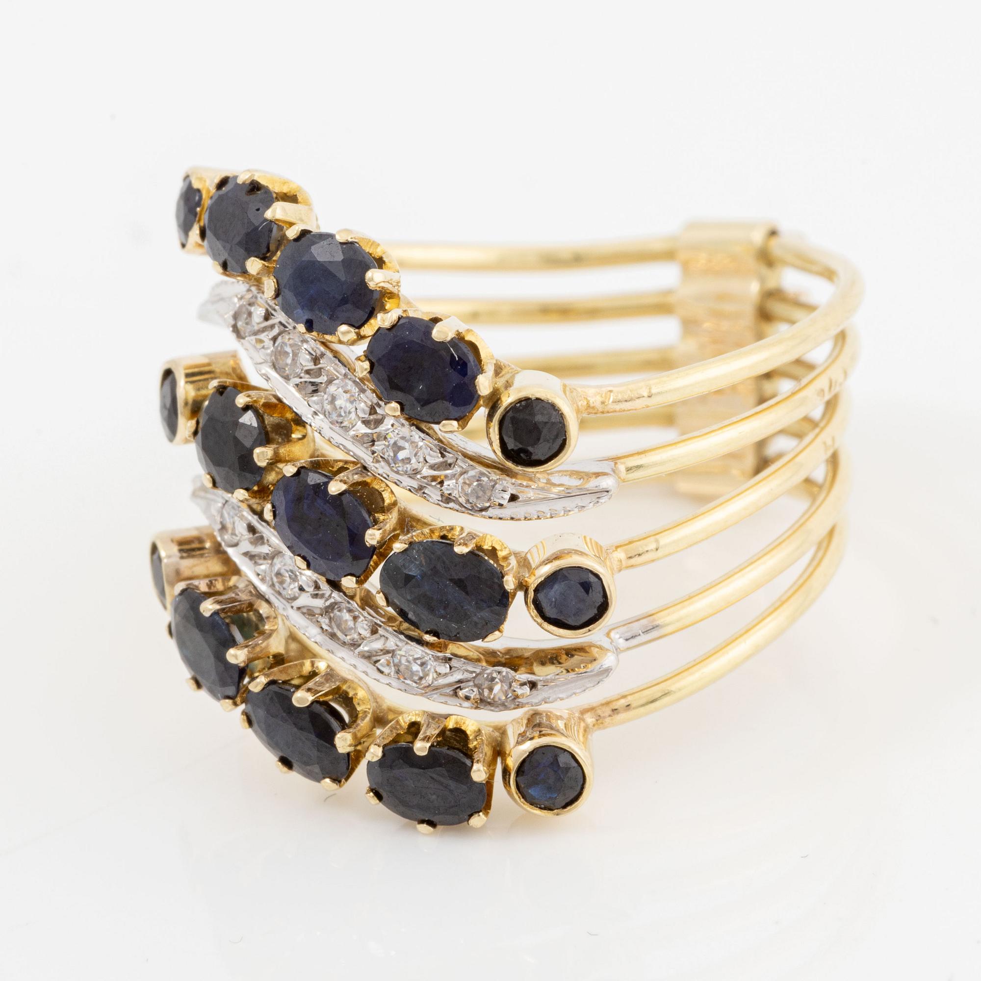 Ring 14K gold with sapphires and diamonds.
