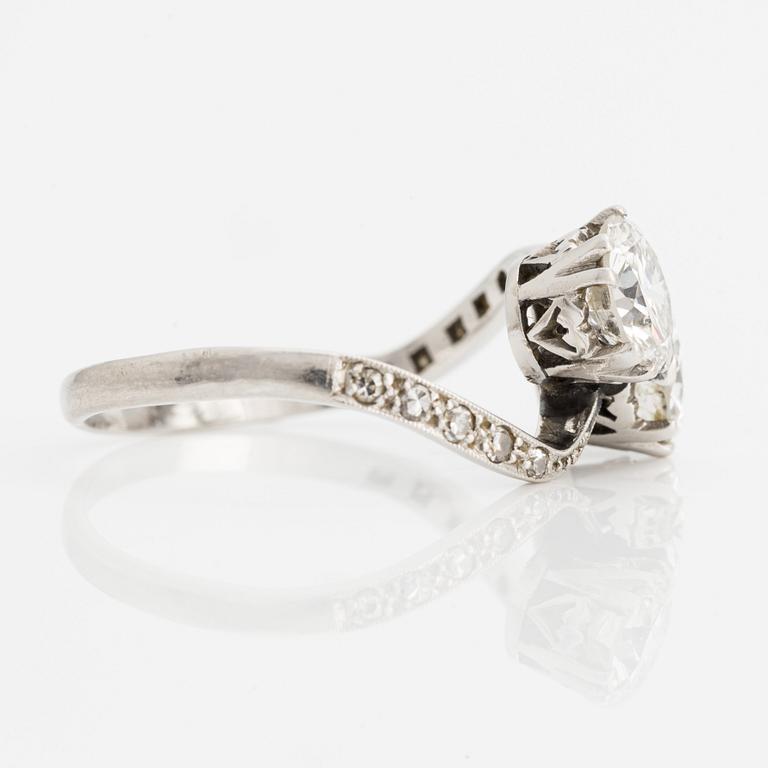 Ring, twin ring, platinum with two brilliant-cut diamonds.