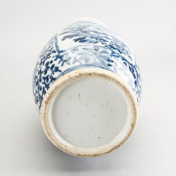 A blue and white vase, late Qing dynasty, circa 1900.