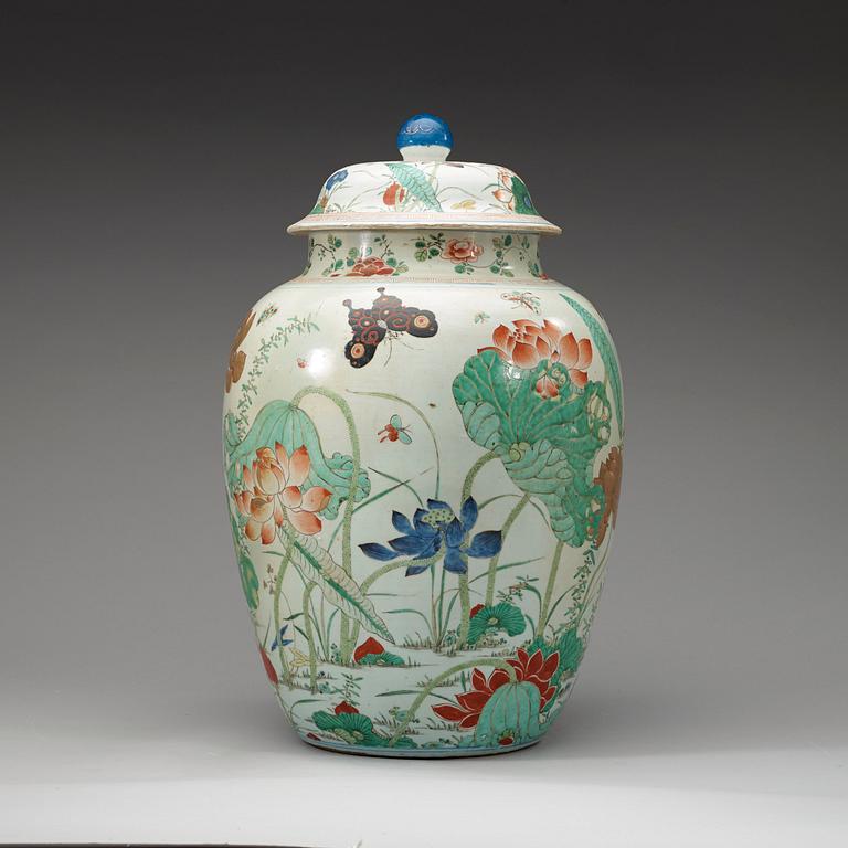 A large famille verte jar with cover, Qing dynasty, Kangxi (1662-1722).