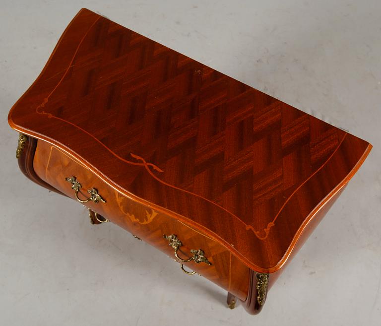 BYRÅ, rokokostil, 1900-talets andra hälft.