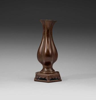 196. A bronse vase, Ming dynasty or early Qing dynasty.