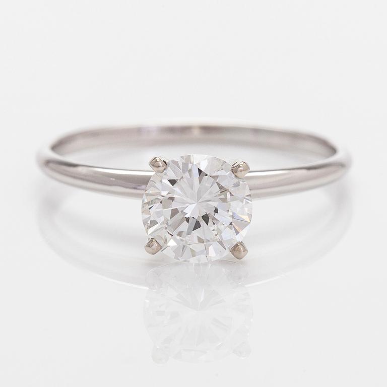 Ring, 14K vitguld, med briljantslipad diamant ca 1.02 ct. Med GIA certifikat.