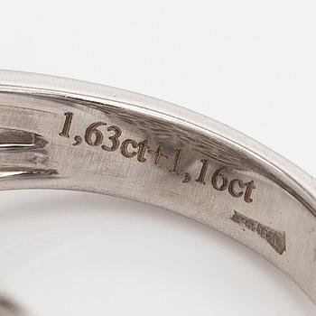 Sormus, briljanttihiotut timantit, keskitimantti 1,63 ct, 18K valkokultaa.